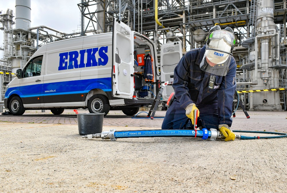 Twee medewerkers met haarnetjes bij grote blauwe slangen